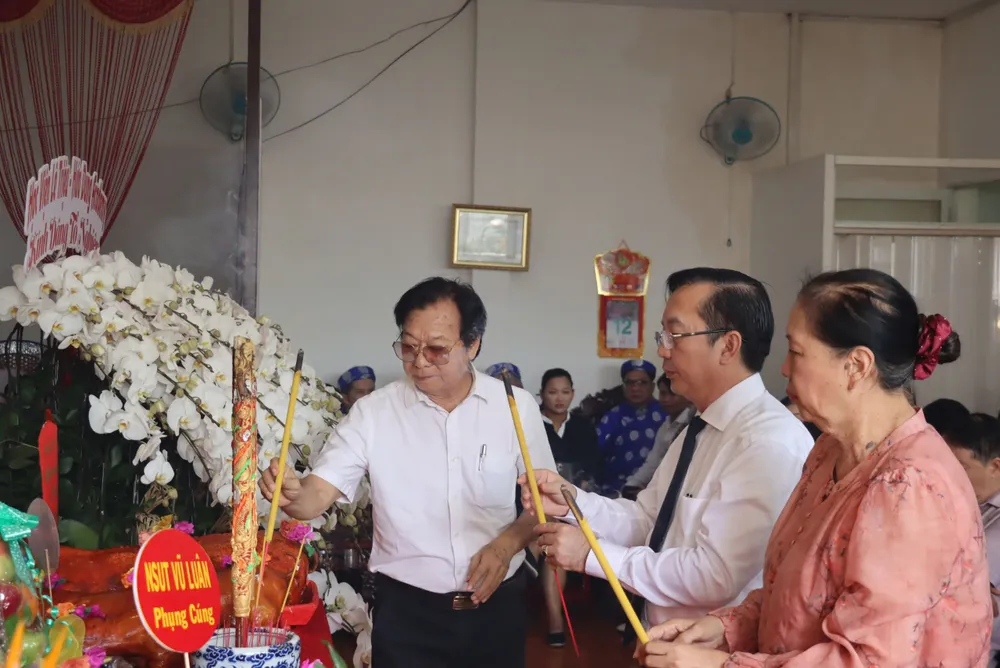 Ông Trần Thế Thuận, Giám đốc Sở VH&TT TP.HCM cùng lãnh đạo Hội sân khấu dâng hương Tổ nghiệp. Giỗ tổ Sân khấu