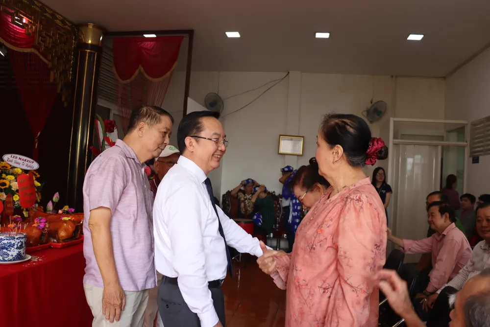 Ông Trần Thế Thuận thăm hỏi các nghệ sĩ. gio-to-san-khau2.JPG