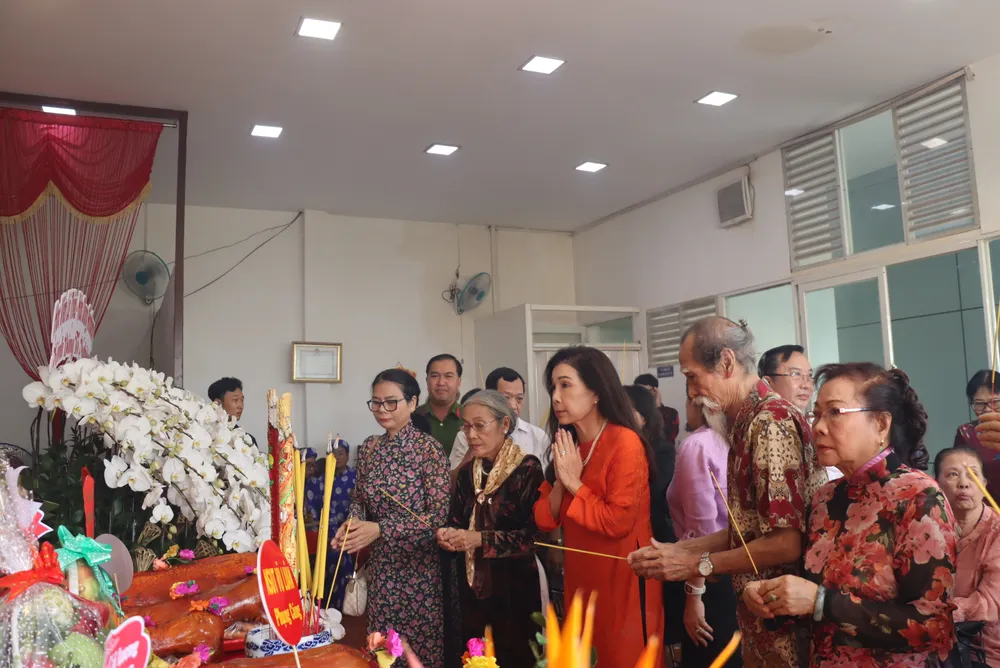 Đông đảo nghệ sĩ như NSND Kim Xuân, diễn viên Thanh Hiền, NGƯT Mạnh Dung... dâng hương lên Tổ nghiệp gio-to-san-khau5.JPG