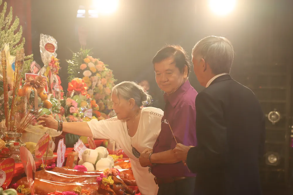 NSND Lê Thiện cùng các nghệ sĩ thắp hương dịp giỗ tổ sân khấu. gio-to-san-khau10.JPG