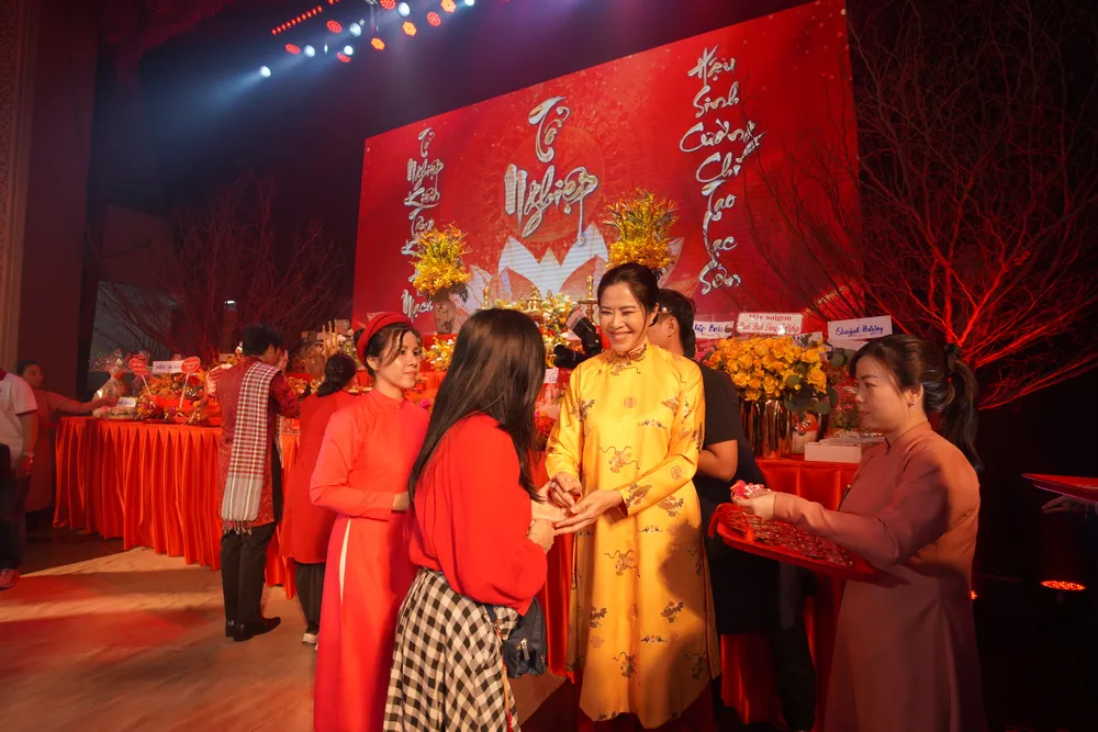 MC Quỳnh Hoa, Phó giám đốc Nhà văn hóa Thanh niên TP.HCM, đội tình nguyện viên nghệ sĩ TP.HCM tặng lộc tổ cho anh chị em nghệ sĩ gio-to-san-khau11.JPG
