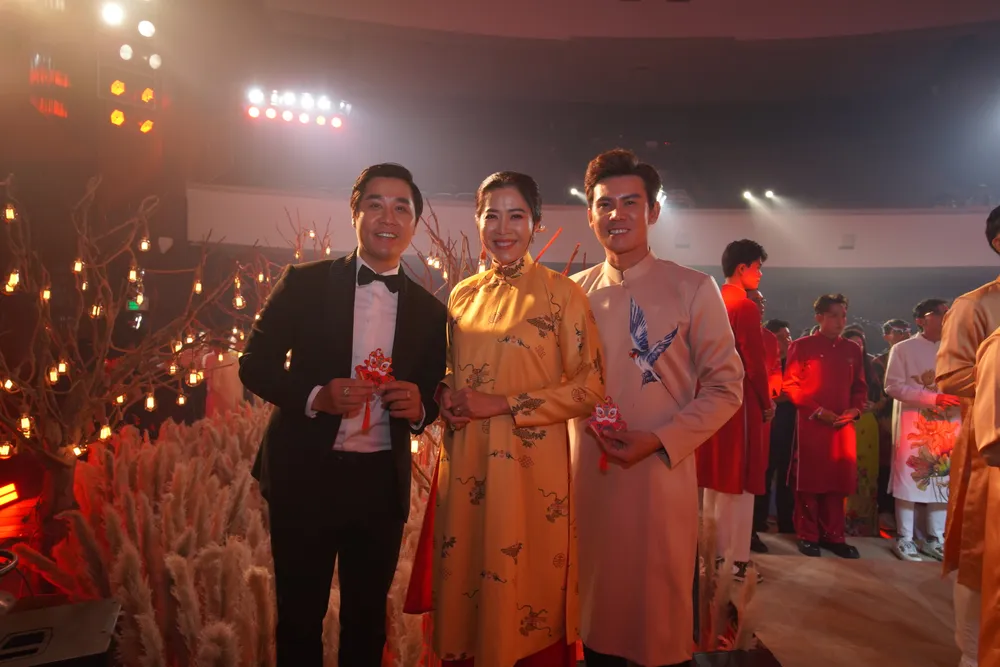 MC Nguyễn Khang, NS Tuyết Thu, diễn viên Hiền Mai cùng đông đảo nghệ sĩ, MC đến dâng hương tổ nghiệp gio-to-san-khau12.JPG