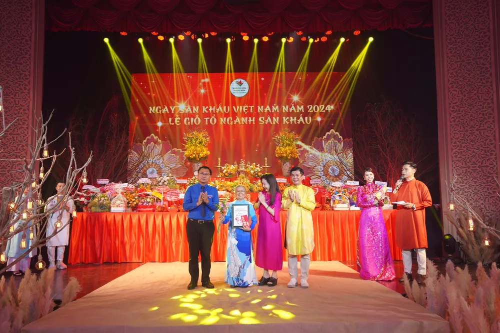 NSƯT Phi Điểu và Hồng Sáp được vinh danh bởi những đóng góp cho nghệ thuật sân khấu, điện ảnh tại Lễ giỗ tổ sân khấu gio-to-san-khau15.JPG