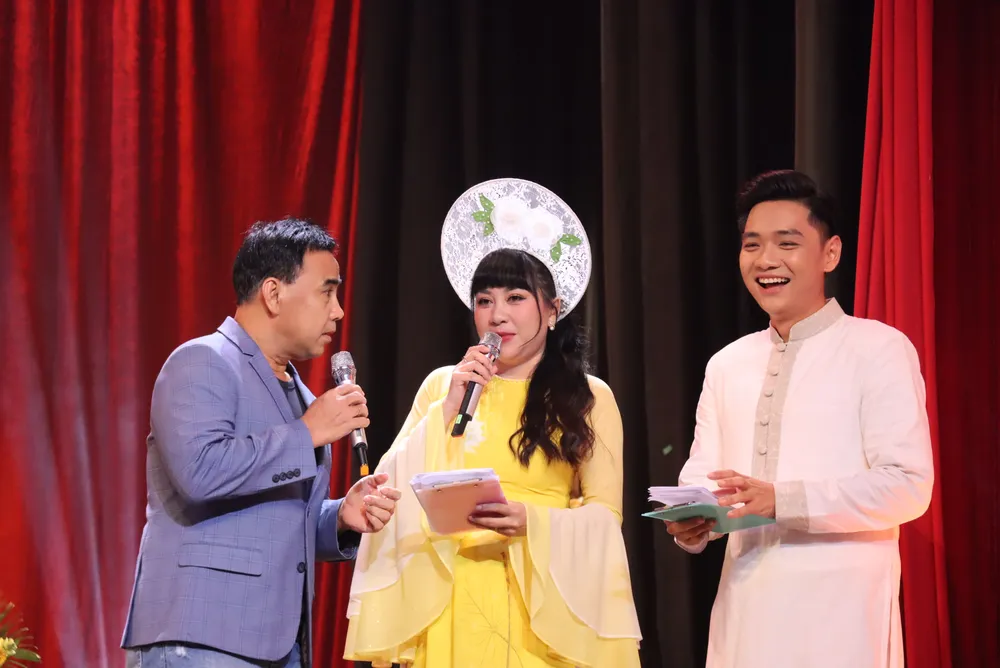 Nghệ sĩ Quyền Linh đóng góp để làm tròn số tiền. gio-to-san-khau2.JPG