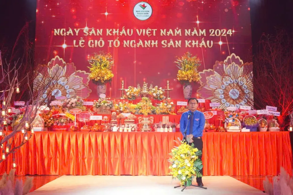 Ông Trương Minh Tước Nguyên, Phó Bí thư Thường trực Thành Đoàn TP.HCM phát biểu gio-to-san-khau22.jpg