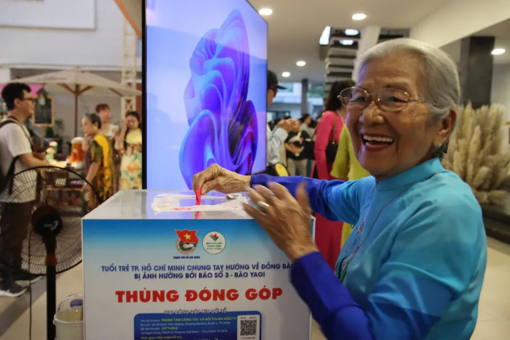 NSUT Phi Điểu ủng hộ đồng bào vùng bão lũ bằng số tiền nhận được lúc vinh danh gio-to-san-khau23.jpg