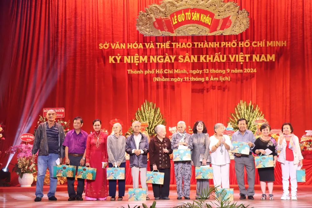Trao quà cho các nghệ sĩ cao niên. gio-to-san-khau3.JPG