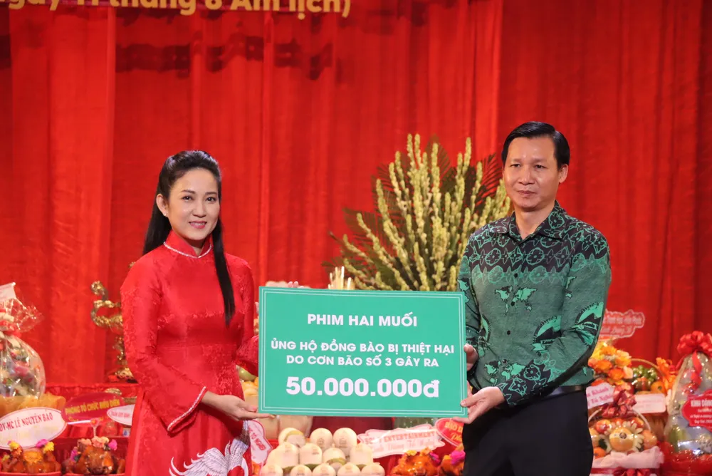 Phim Hai Muối ủng hộ 50 triệu cho bà con vùng bão lũ gio-to-san-khau5.JPG