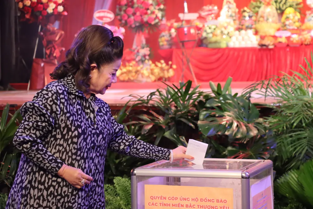 NSND Thoại Miêu ủng hộ đồng bào vùng bão lũ gio-to-san-khau7.JPG