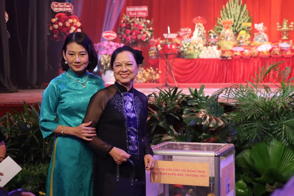 NSND Mỹ Uyên cùng các nghệ sĩ ủng hộ đồng bào vùng bão lũ gio-to-san-khau8.JPG