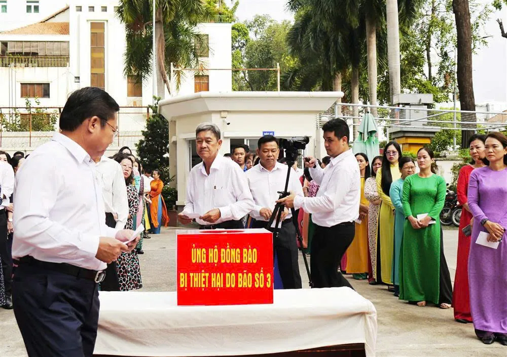 Ban Thường vụ Đảng ủy, Ban Giám đốc Sở LĐ-TB&XH TP.HCM đóng góp ủng hộ đồng bào miền Bắc bị ảnh hưởng bão, lũ. Ảnh: TL Sở LĐ-TB&XH TP.HCM