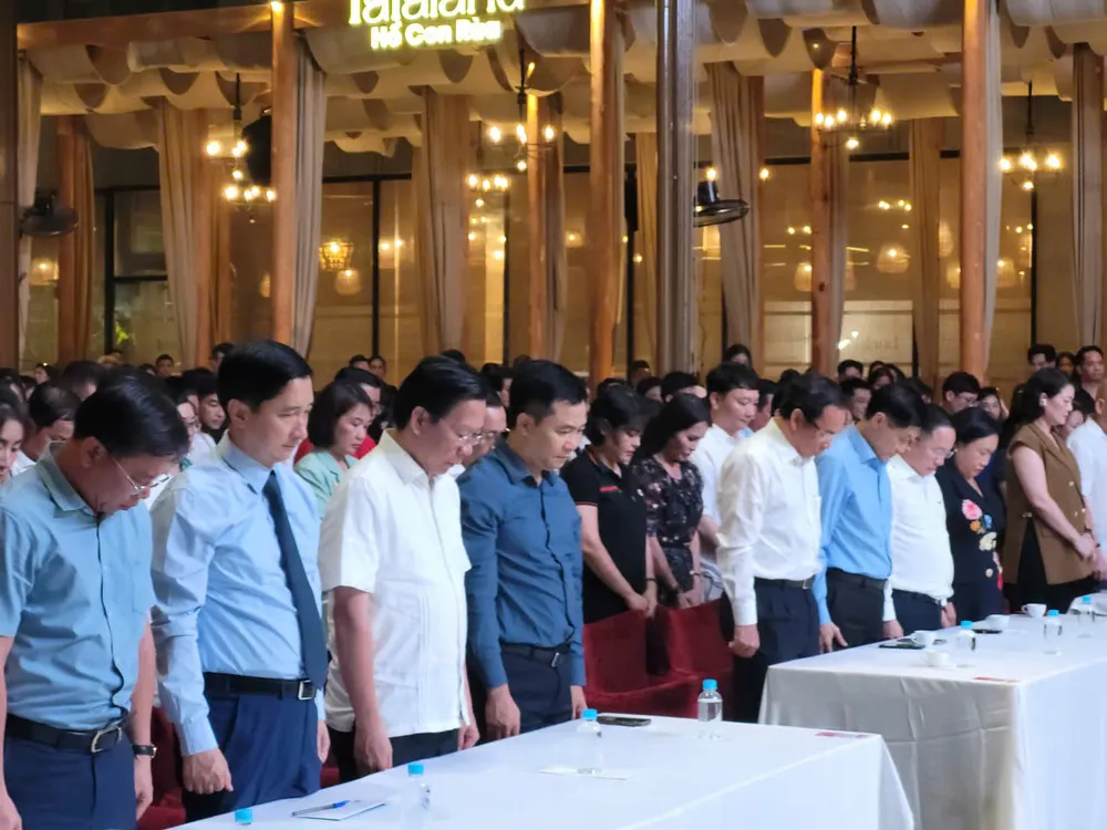 Bí Thư Thành uỷ Nguyễn Văn Nên, Chủ tịch UBND TP.HCM Phan Văn Mãi cùng các lãnh đạo của TP.HCM tưởng niệm đồng bào đã mất trong bão, lũ. nghia-tinh-phuong-nam.jpg