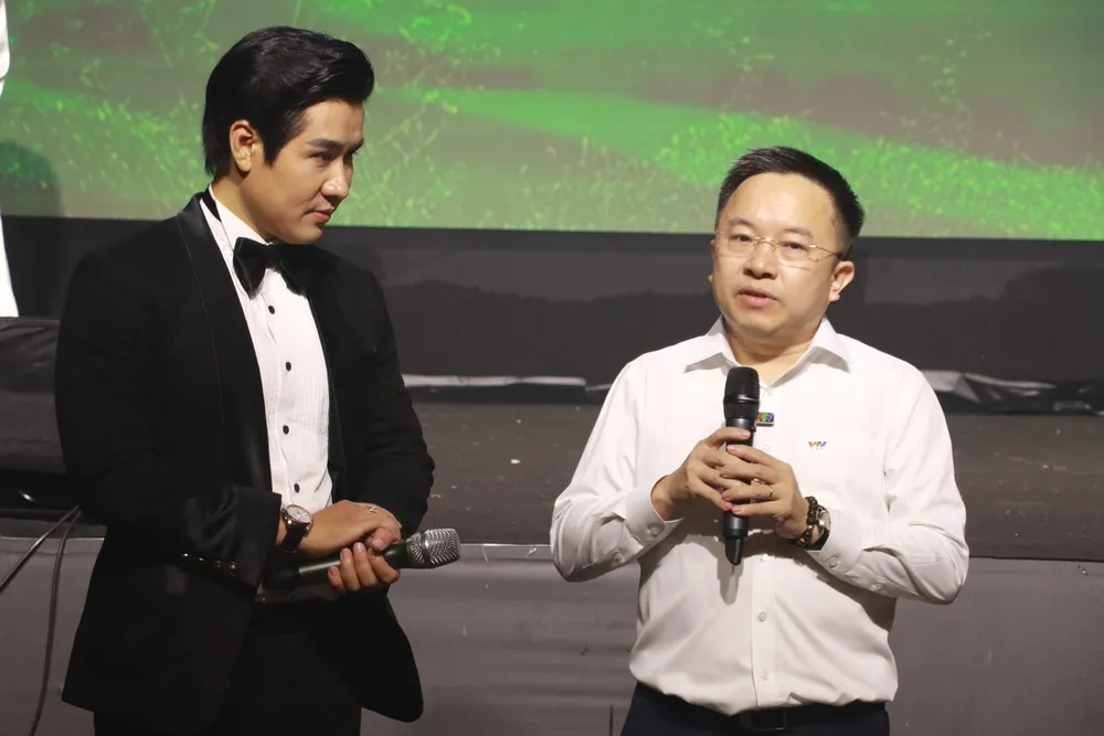 Ông Từ Lương, Giám đốc Trung tâm Truyền hình Việt Nam tại TP.HCM (VTV9) bày tỏ sự biết ơn những tình cảm của khán giả, nghệ sĩ gửi đến cho "Quỹ tấm lòng Việt" của Đài truyền hình Việt Nam. nghia-tinh-phuong-nam11.JPG