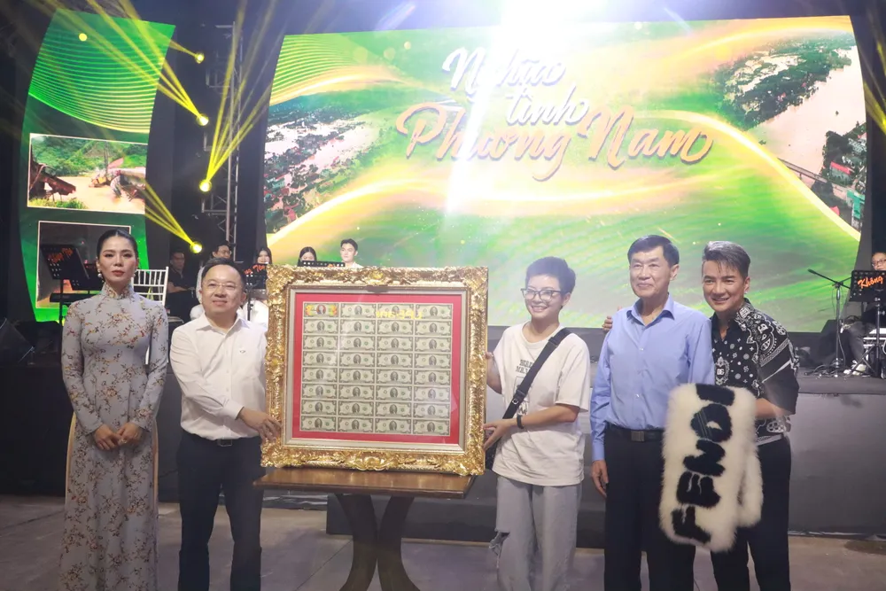 ông Johnathan Hạnh Nguyễn, Chủ tịch Tập đoàn Liên Thái Bình Dương IPPG, đã góp tiền mặt và đấu giá chiếc khăn quàng cổ của ca sĩ Đàm Vĩnh Hưng để ủng hộ đồng bào miền Bắc. nghia-tinh-phuong-nam13.JPG