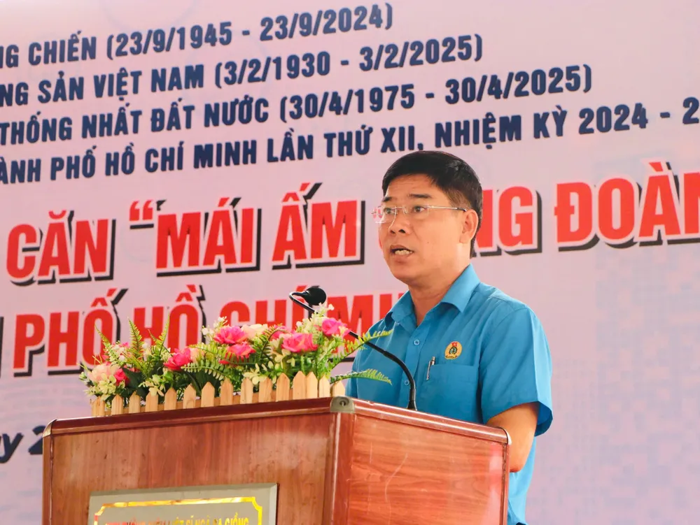 Ông Phạm Chí Tâm, Phó Chủ tịch Liên đoàn Lao động TP.HCM phát biểu tại buổi lễ. nguoi-lao-dong.JPG