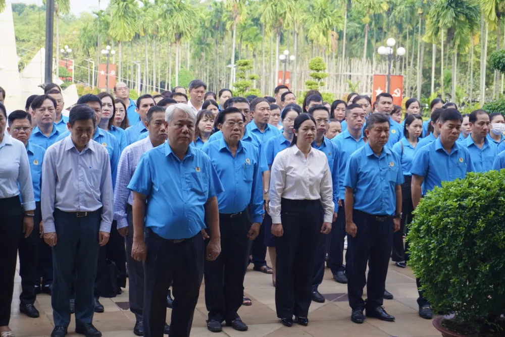 Các lãnh đạo sở, ban, ngành đã dâng hương tưởng niệm các anh hùng liệt sĩ tại Nghĩa trang liệt sĩ Ngã Ba Giồng. nguoi-lao-dong1.JPG