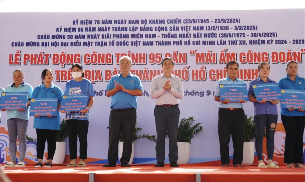 Niềm vui của các đoàn viên công đoàn, người lao động TP.HCM khi nhận được các mái ấm. Người lao động