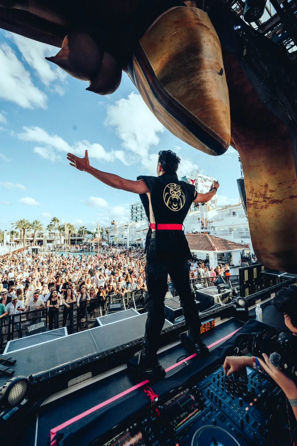 DJ của Rap Việt 2023 biểu diễn tại lễ hội âm nhạc điện tử danh tiếng thế giới, Tomorrowland Ibiza. Rap Việt 2023