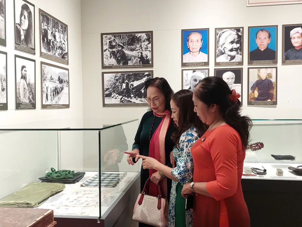 Bà Nguyễn Minh Hạnh (thứ 3 từ trái sang) cùng những người bạn. ky-vat-ky-uc-cua-chien-tranh1.jpg