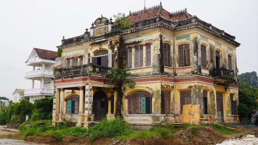 Ban Thường vụ Tỉnh ủy Đồng Nai quyết định giữ lại công trình biệt thự cổ 100 tuổi để bảo tồn, phát huy các giá trị văn hóa, lịch sử, kiến trúc. Ảnh: VŨ HỘI Biệt thự cổ 100 tuổi ở Đồng Nai