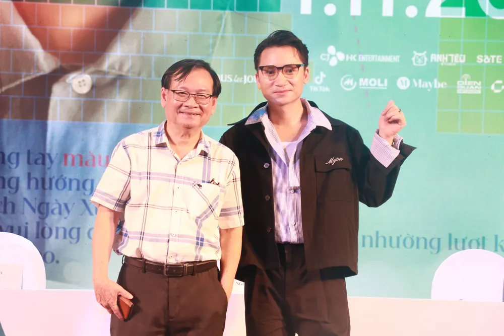 Nhà văn Nguyễn Nhật Ánh và ca sĩ Phan Mạnh Quỳnh. ngay-xua-co-mot-chuyen-tinh.JPG