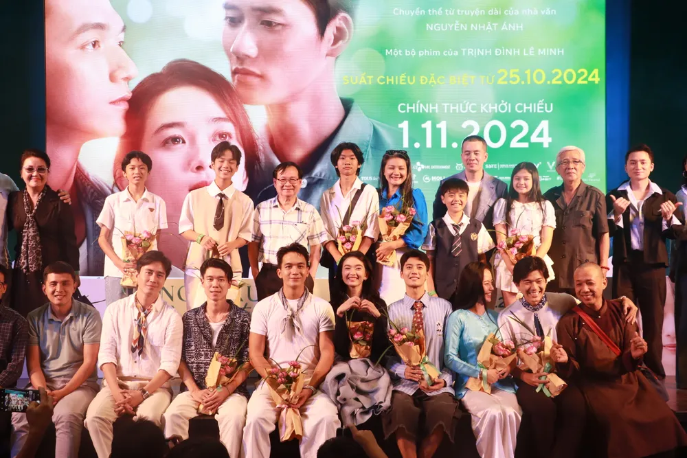 Nhà văn Nguyễn Nhật Ánh và dàn diễn viên phim Ngày xưa có một chuyện tình. Ngày xưa có một chuyện tình