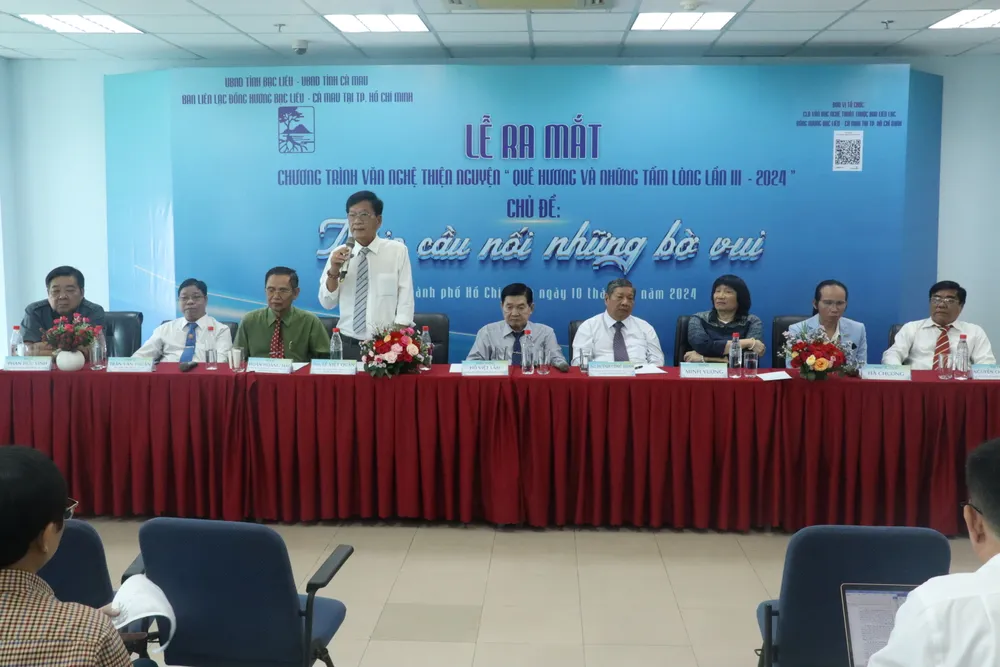 Ban liên lạc đồng hương Bạc Liêu - Cà Mau tại TP.HCM và các nghệ sĩ trong buổi ra mắt. Quê hương và những tấm lòng