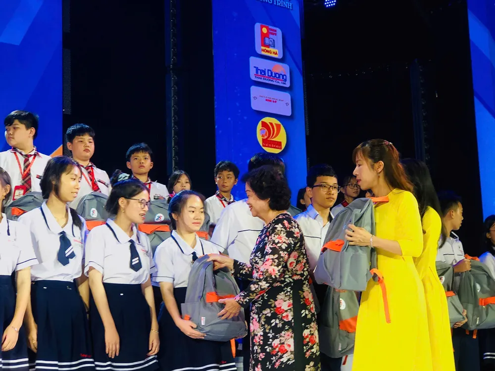 Quỹ học bổng Vừ A Dính