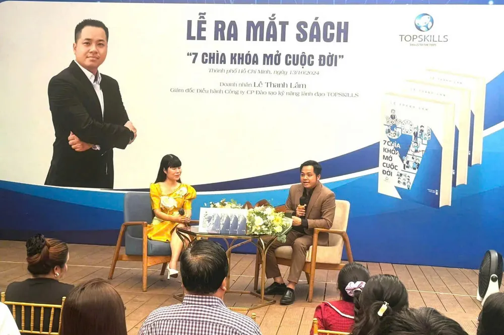 Tác giả Lê Thanh Lâm tại buổi ra mắt sách 7 chìa khoá mở cuộc đời