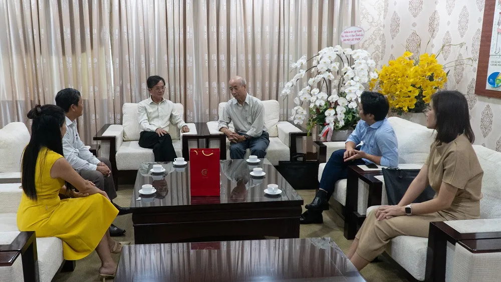 PGS.TS Vũ Quang Hào, Trưởng khoa Truyền thông sáng tạo, Trường ĐH Nguyễn Tất Thành (TP.HCM) đã có buổi gặp gỡ và gửi lời cảm ơn báo Pháp Luật TP.HCM. Ảnh: TẤN LỰC Báo Pháp Luật TP.HCM