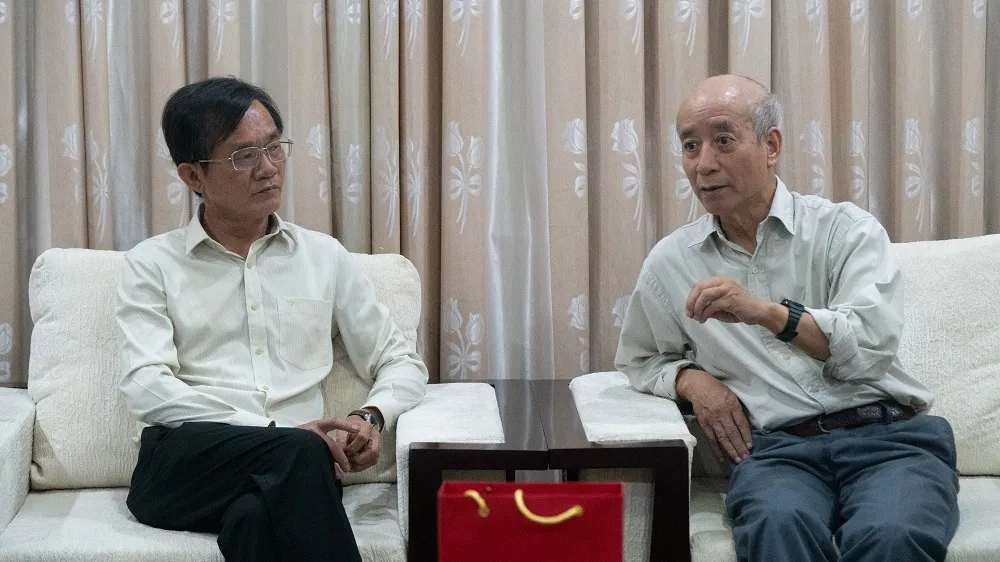PGS.TS Vũ Quang Hào chia sẻ với ông Nguyễn Đức Hiển, Phó Tổng Biên tập thường trực báo Pháp Luật TP.HCM. Ảnh: TẤN LỰC bao-phap-luat-tp.hcm1.jpg