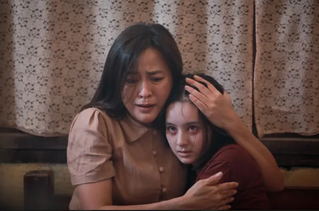 Diễn viên nhí Nutthacha Jessica Padovan (phải) tee-yod-quy-an-tang-2-6.PNG