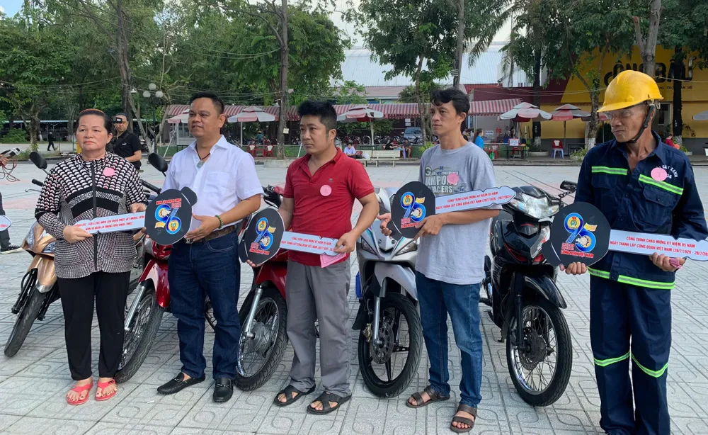 Thanh niên công nhân