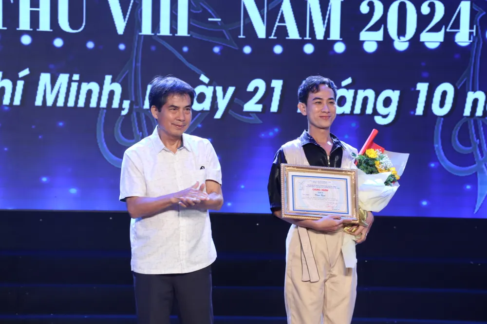Tác phẩm Phận ngọc của biên đạo Hà Thanh Hậu (dự thi cá nhân) được trao giải A lien-hoan-nghe-thuat-mua-tp.hcm-mo-rong2.JPG