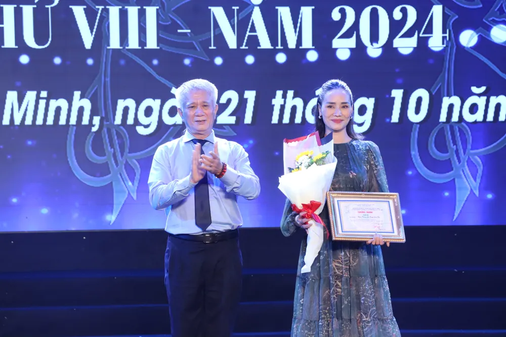 Ông Lê Nguyên Hiều, Chủ tịch Hội Nghệ sĩ múa TP.HCM trao giải B cho biên đạo Nguyễn Thảo tác phẩm Khúc tráng ca vườn cau đỏ lien-hoan-nghe-thuat-mua-tp.hcm-mo-rong5.JPG