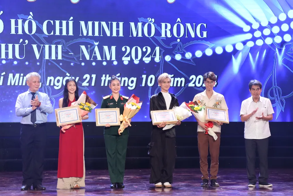 Trao giải A cho các cá nhân biểu diễn lien-hoan-nghe-thuat-mua-tp.hcm-mo-rong8.JPG