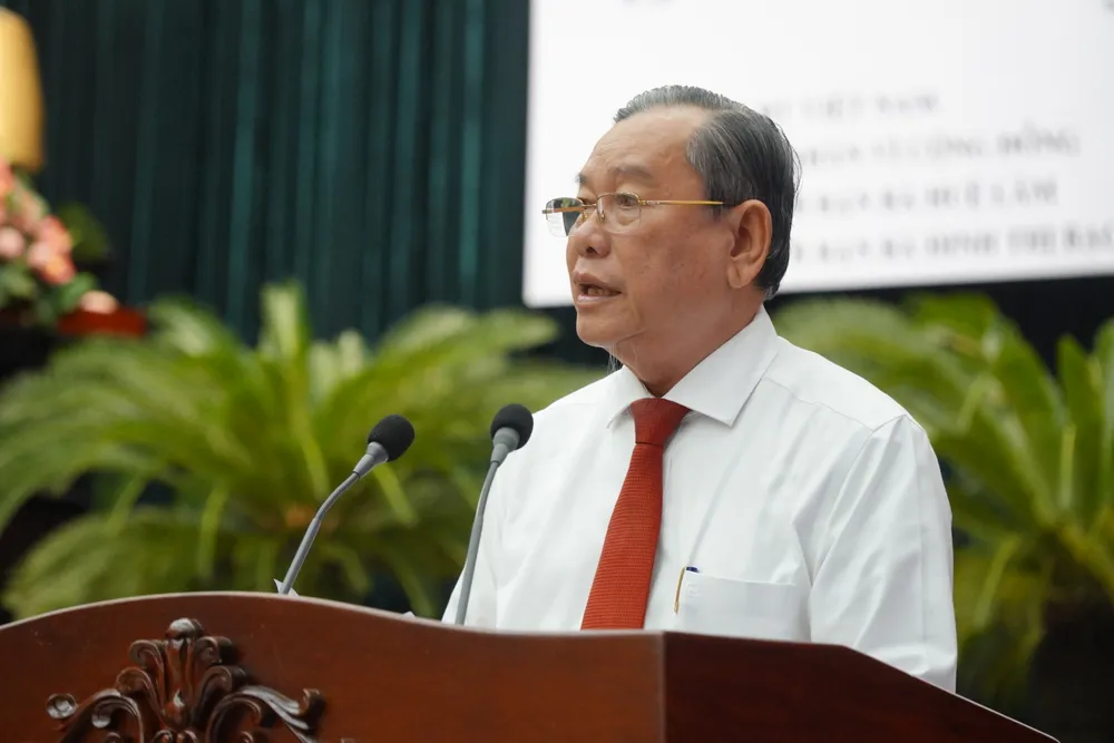 Ông Hồ Phú Bạc, Phó Chủ tịch Hội Khuyến học TP.HCM phát biểu tại ngày hội. hoc-bong-khuyen-tai1.JPG