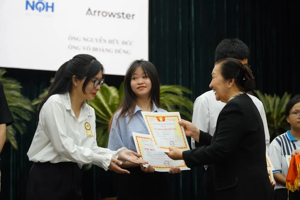 Bà Lê Minh Ngọc, Nguyên Phó Giám đốc Sở GD&ĐT TP.HCM, Nguyên Phó Chủ tịch Thường trực Hội Khuyến học TP.HCM trao học bổng khuyến học cho sinh viên. hoc-bong-khuyen-tai3.JPG