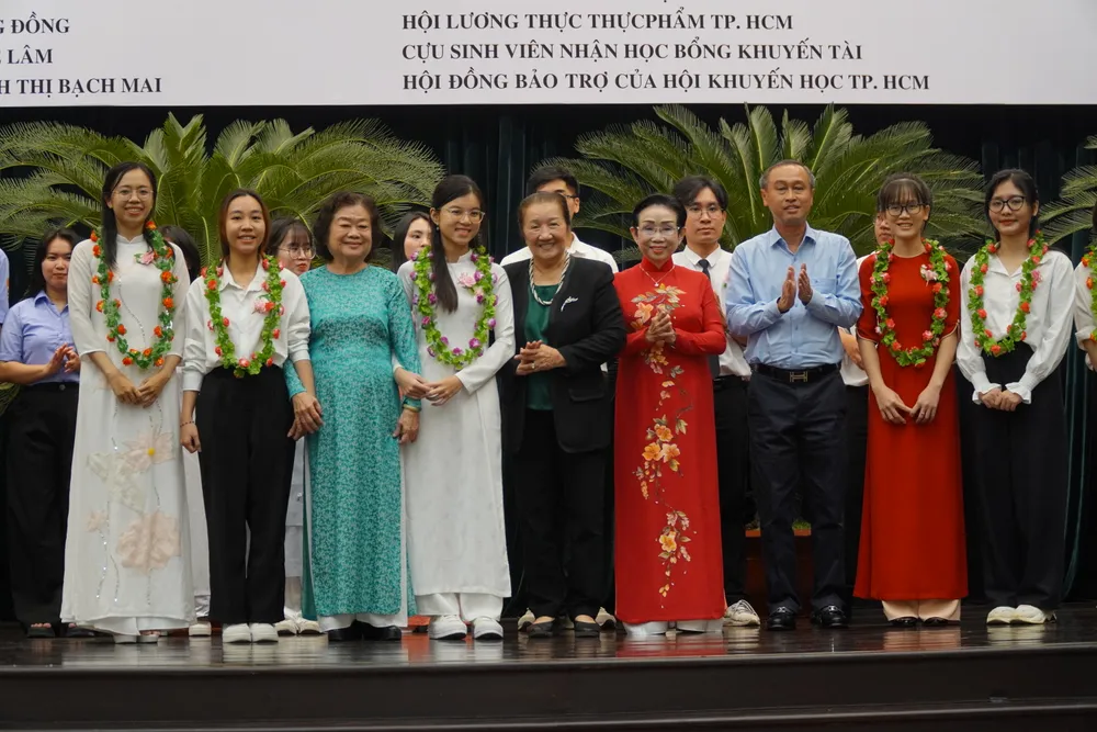 Nguyên Phó Chủ tịch nước, bà Trương Mỹ Hoa (thứ 3, từ trái sang); bà Lê Minh Ngọc, Nguyên Phó Giám đốc Sở GD&ĐT TP.HCM, Nguyên Phó Chủ tịch Thường trực Hội Khuyến học TP.HCM (chính giữa); PGS.TS Trương Thị Hiền, Phó Chủ tịch Hội Khuyến học Việt Nam (thứ 4, từ phải sang) và ông Huỳnh Thanh Nhân, Phó Chủ tịch HĐND TP.HCM (thứ 3, từ phải sang) chúc mừng sinh viên tốt nghiệp đại học. hoc-bong-khuyen-tai4.JPG