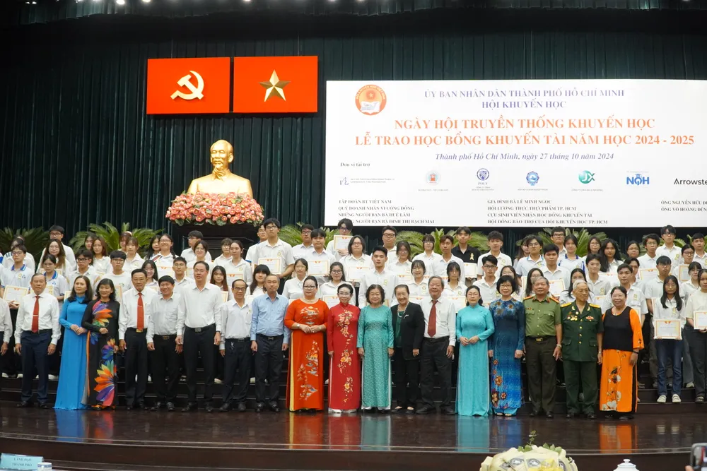Các đại biểu cùng quý ân nhân lưu lại khoảnh khắc với sinh viên trong Lễ trao học bổng Khuyến tài (Học bổng 1&1) cho năm học 2024-2025. học bổng khuyến tài