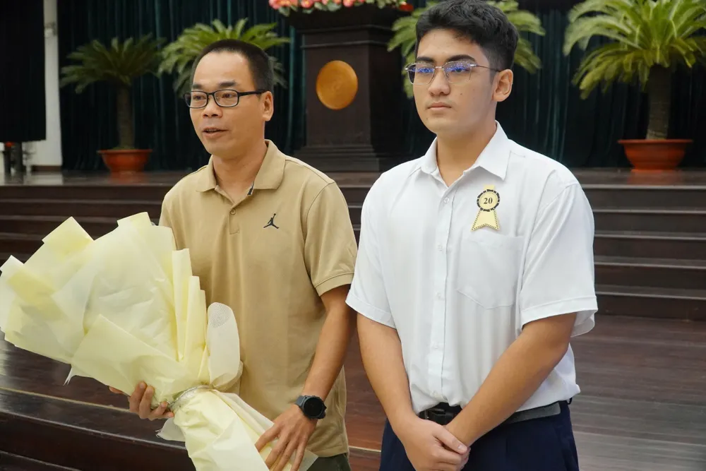 Sinh viên Đỗ Minh Trí, Khoa Răng Hàm Mặt, Trường ĐH Y Dược TP.HCM (bìa phải) cùng với người tài trợ học bổng là anh Nguyễn Khánh Đăng. hoc-bong-khuyen-tai6.jpg