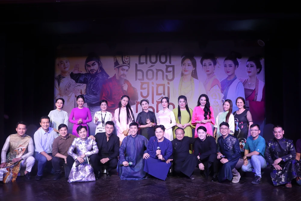 Dưới bóng giai nhân