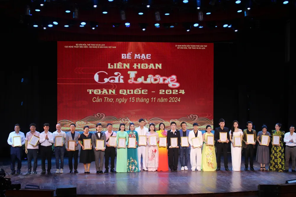 NSND Xuân Bắc trao HCV cá nhân cho các nghệ sĩ Liên hoan Cải lương toàn quốc