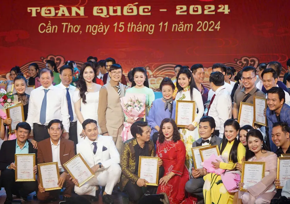 Ông Tạ Quang Đông, Thứ trưởng Bộ VH-TT&DL (thứ 2 từ trái sang) chụp hình lưu niệm cùng các nghệ sĩ lien-hoan-cai-luong-toan-quoc13.jpg