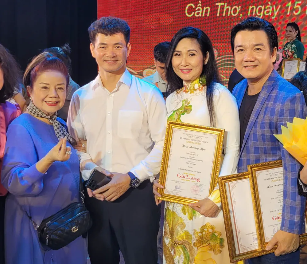 Từ trái sang: NSND Thoại Miêu, NSND Xuân Bắc, NSƯT Tâm Tâm và Lê Tứ lien-hoan-cai-luong-toan-quoc14.jpg