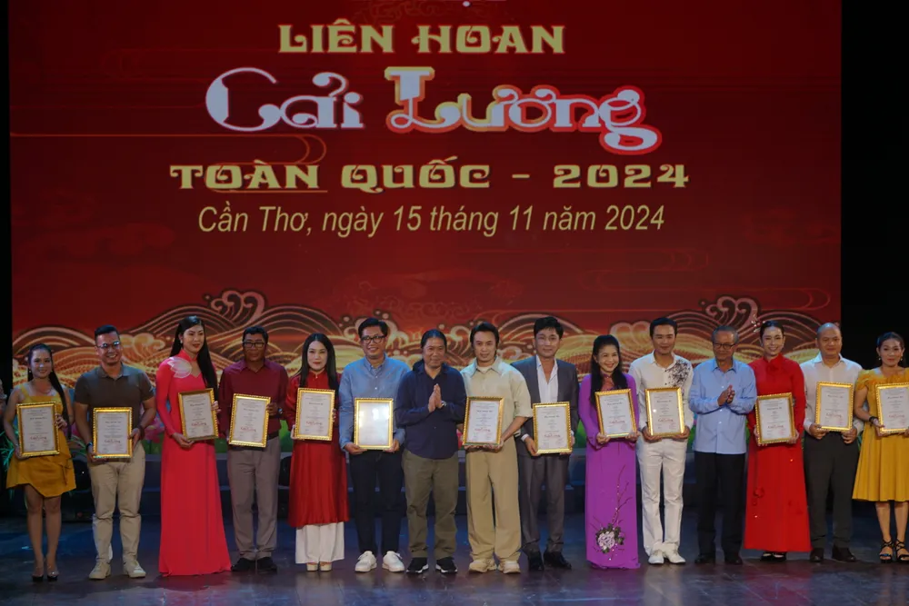 Về cá nhân, ngoài 41 huy chương vàng cá nhân, còn có 63 huy chương bạc (kèm 5 triệu đồng/giải). lien-hoan-cai-luong-toan-quoc6.JPG