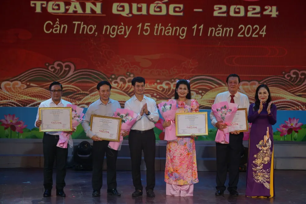 NSND Xuân Bắc và NSND Trịnh Thúy Mùi trao HCV cho 4 vở diễn lien-hoan-cai-luong-toan-quoc8.JPG