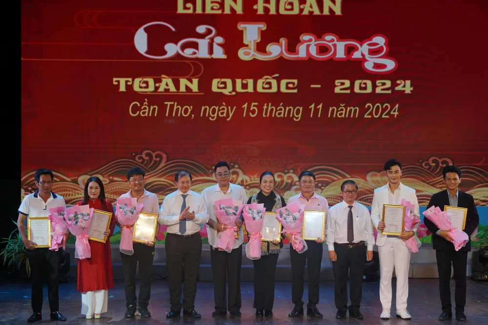 Trao giải thưởng cho thành phần sáng tạo lien-hoan-cai-luong-toan-quoc9.JPG