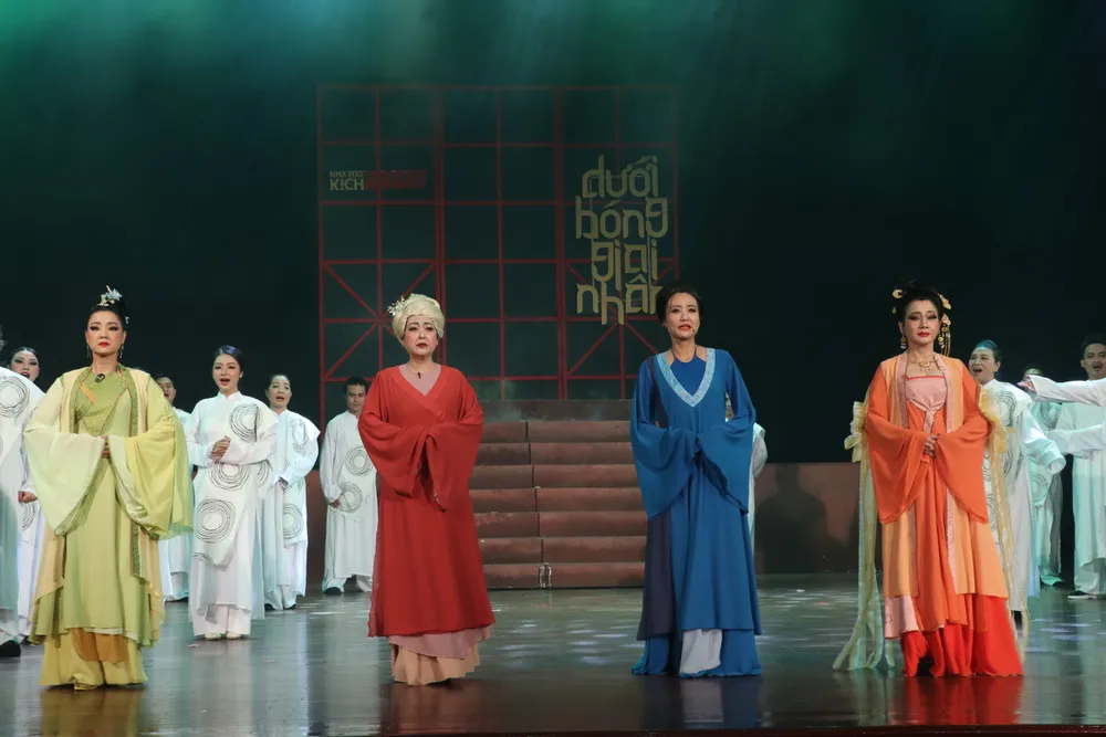 Dưới bóng giai nhân