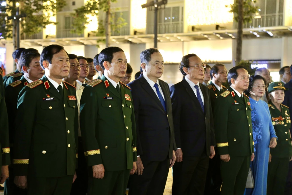 Trước đó, lãnh đạo trung ương, lãnh đạo thành phố dâng hương, dâng hoa tại Tượng đài Chủ tịch Hồ Chí Minh.